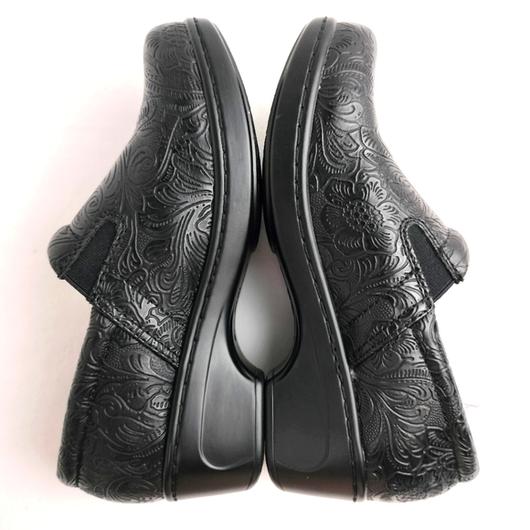 NWOT Yuü 'Bethanee' Black Tooled Faux Leather Clogs Sz. 6 - Picture 7 of 11